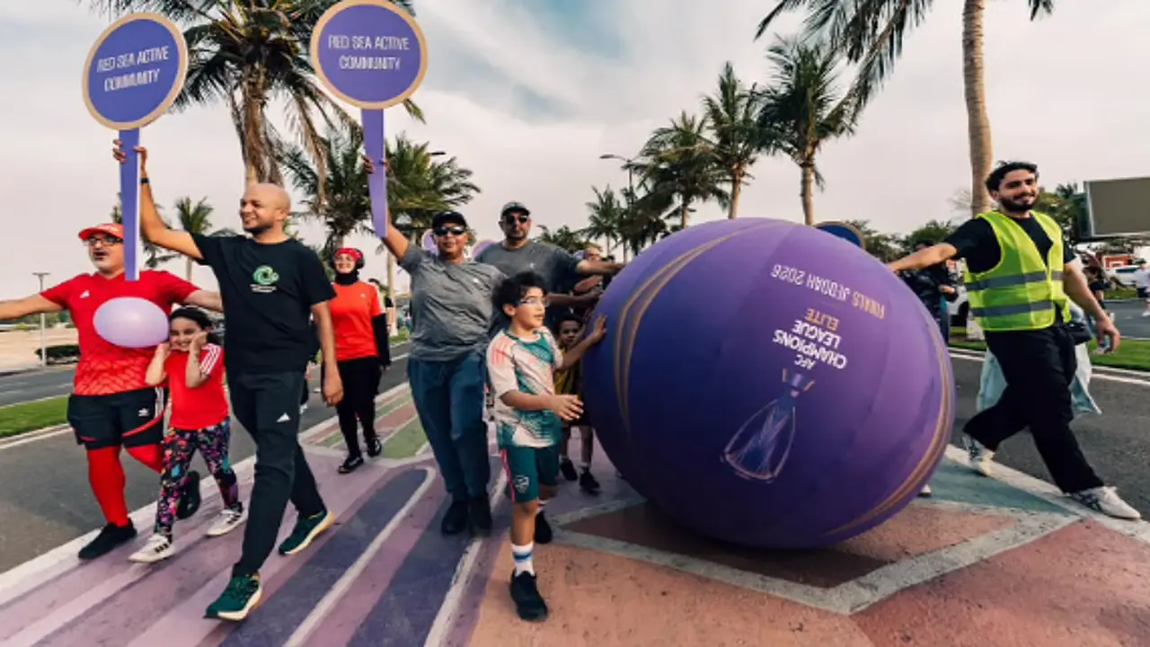 اللجنة المنظمة لكأس آسيا 2027 تنظم سباق الكرة العملاقة على كورنيش جدة